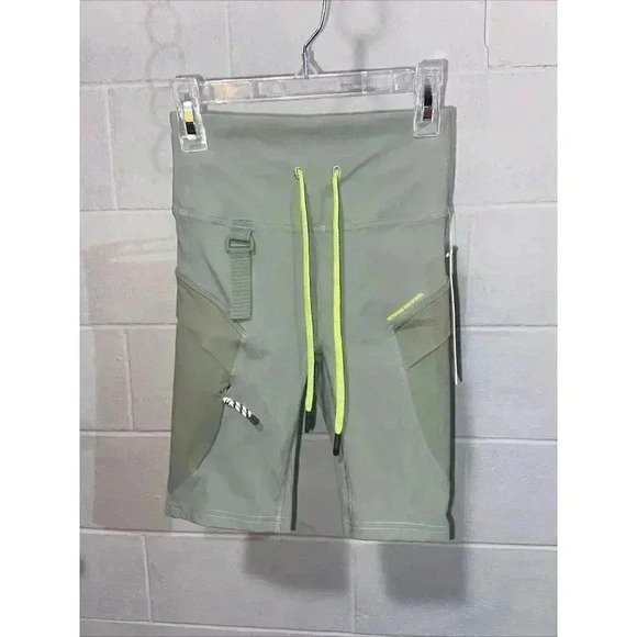 Lululemon Women's Cargo SHR Hiking Shorts 8" 2 Laurel Green LRLG Carabiner Loop - Picture 2 of 11